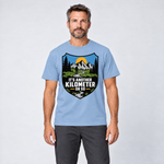 Mann trägt Another Kilometer or So – T-Shirt Unisex in Himmelblau, Ansicht von vorn