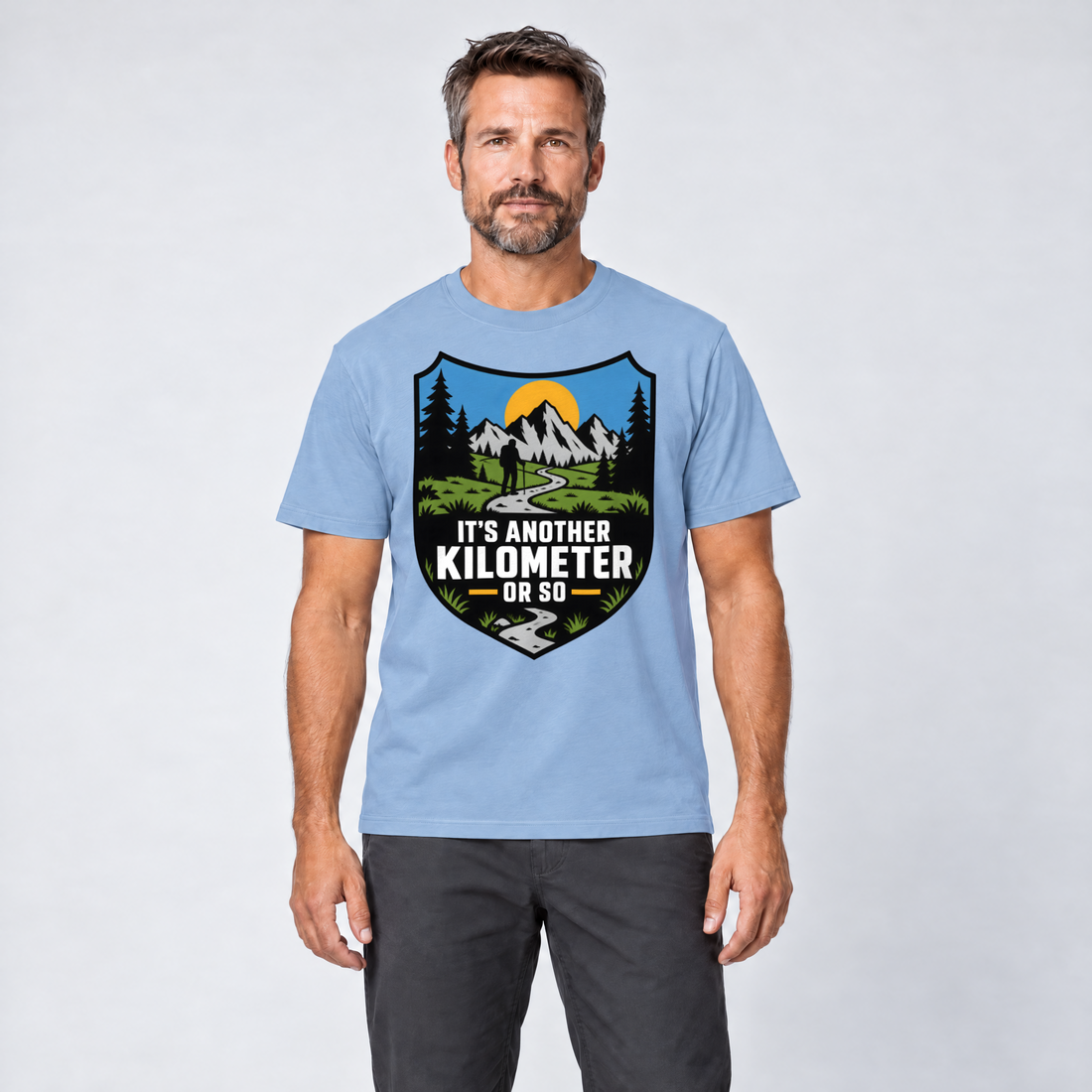 Mann trägt Another Kilometer or So – T-Shirt Unisex in Himmelblau, Ansicht von vorn