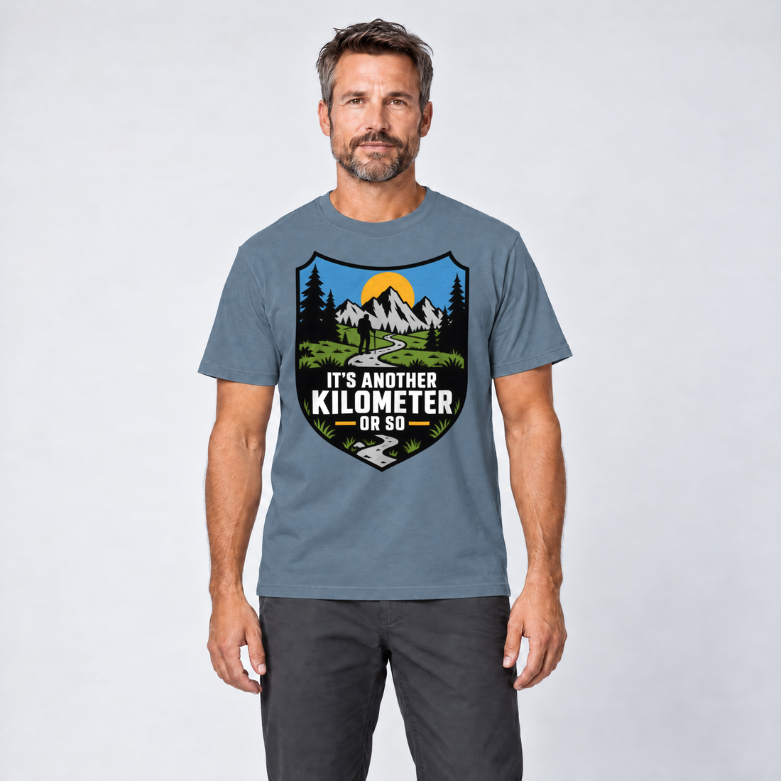 Mann trägt Another Kilometer or So – T-Shirt Unisex in Steinblau, Ansicht von vorn