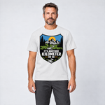 Mann trägt Another Kilometer or So – T-Shirt Unisex in Weiß, Ansicht von vorn