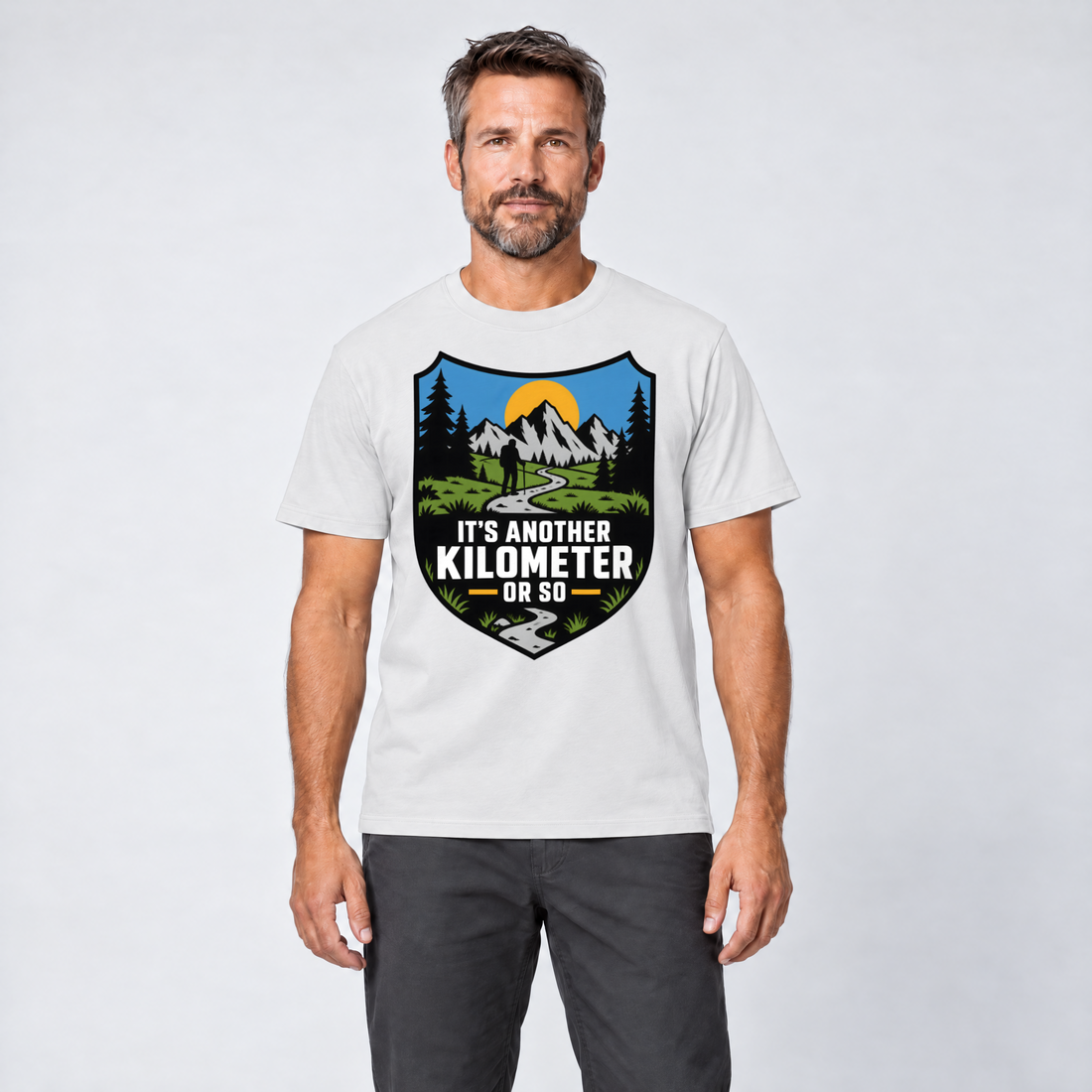 Mann trägt Another Kilometer or So – T-Shirt Unisex in Weiß, Ansicht von vorn
