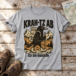 Krah-tz ab – T-Shirt Unisex in Hellgrau, flach liegend auf alten Holzbrettern mit Wanderschuhen und Wanderkarte.