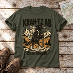 Krah-tz ab – T-Shirt Unisex in Oliv, flach liegend auf alten Holzbrettern mit Wanderschuhen und Wanderkarte.