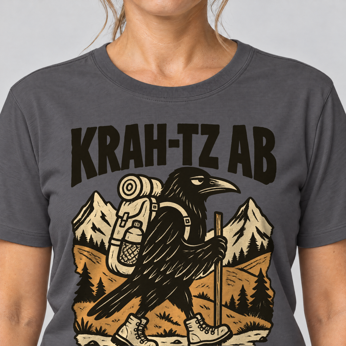 Nahaufnahme des Drucks: Krah-tz ab – T-Shirt Unisex in Dunkelgrau, von einer Frau getragen