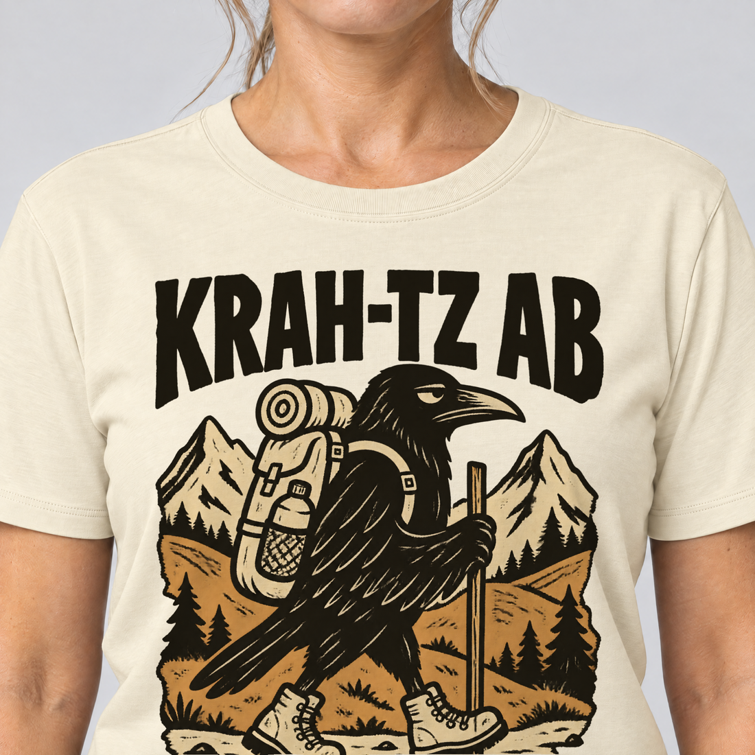 Nahaufnahme des Drucks: Krah-tz ab – T-Shirt Unisex in Natur, von einer Frau getragen
