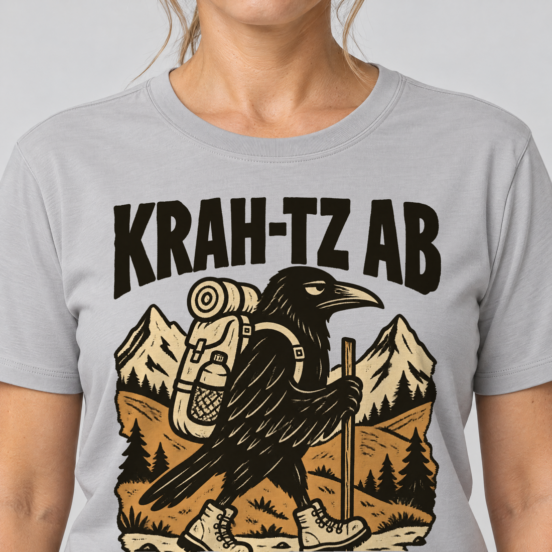 Nahaufnahme des Drucks: Krah-tz ab – T-Shirt Unisex in Hellgrau, von einer Frau getragen