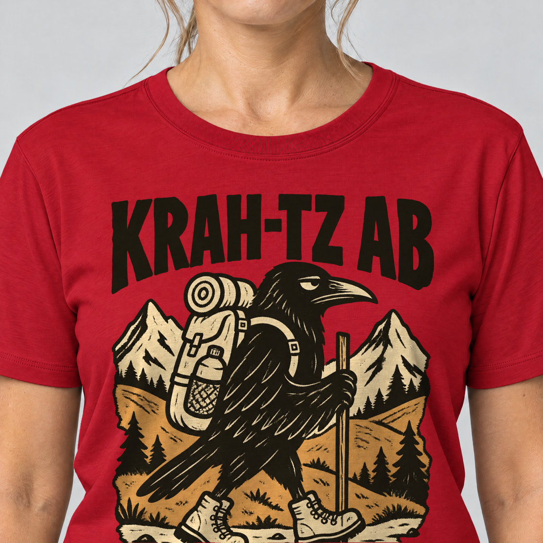 Nahaufnahme des Drucks: Krah-tz ab – T-Shirt Unisex in Rot, von einer Frau getragen