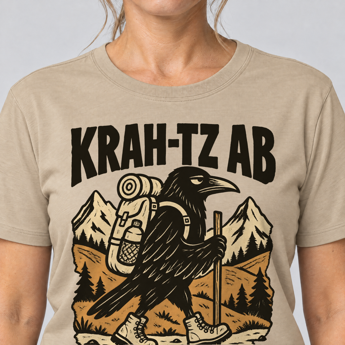 Nahaufnahme des Drucks: Krah-tz ab – T-Shirt Unisex in Sand, von einer Frau getragen