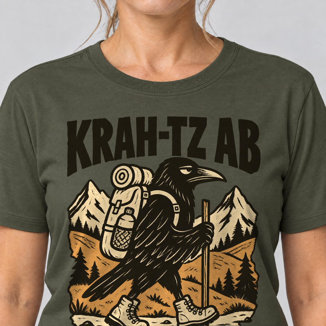 Nahaufnahme des Drucks: Krah-tz ab – T-Shirt Unisex in Oliv, von einer Frau getragen