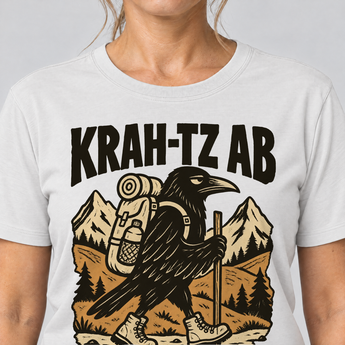 Nahaufnahme des Drucks: Krah-tz ab – T-Shirt Unisex in Weiß, von einer Frau getragen