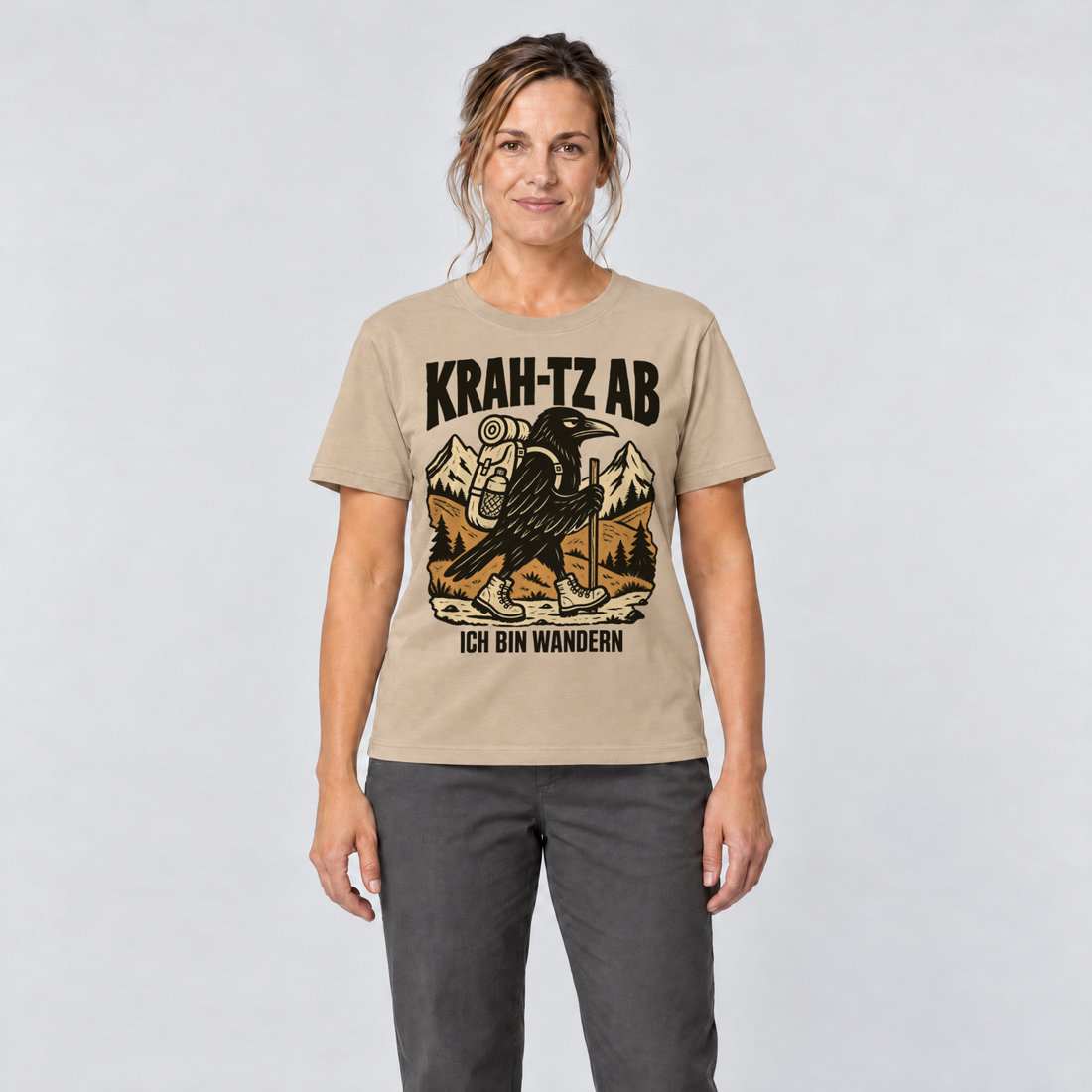 Frau trägt Krah-tz ab – T-Shirt Unisex in Sand, Ansicht von vorn