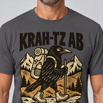 Nahaufnahme des Drucks: Krah-tz ab – T-Shirt Unisex in Dunkelgrau, von einem Mann getragen