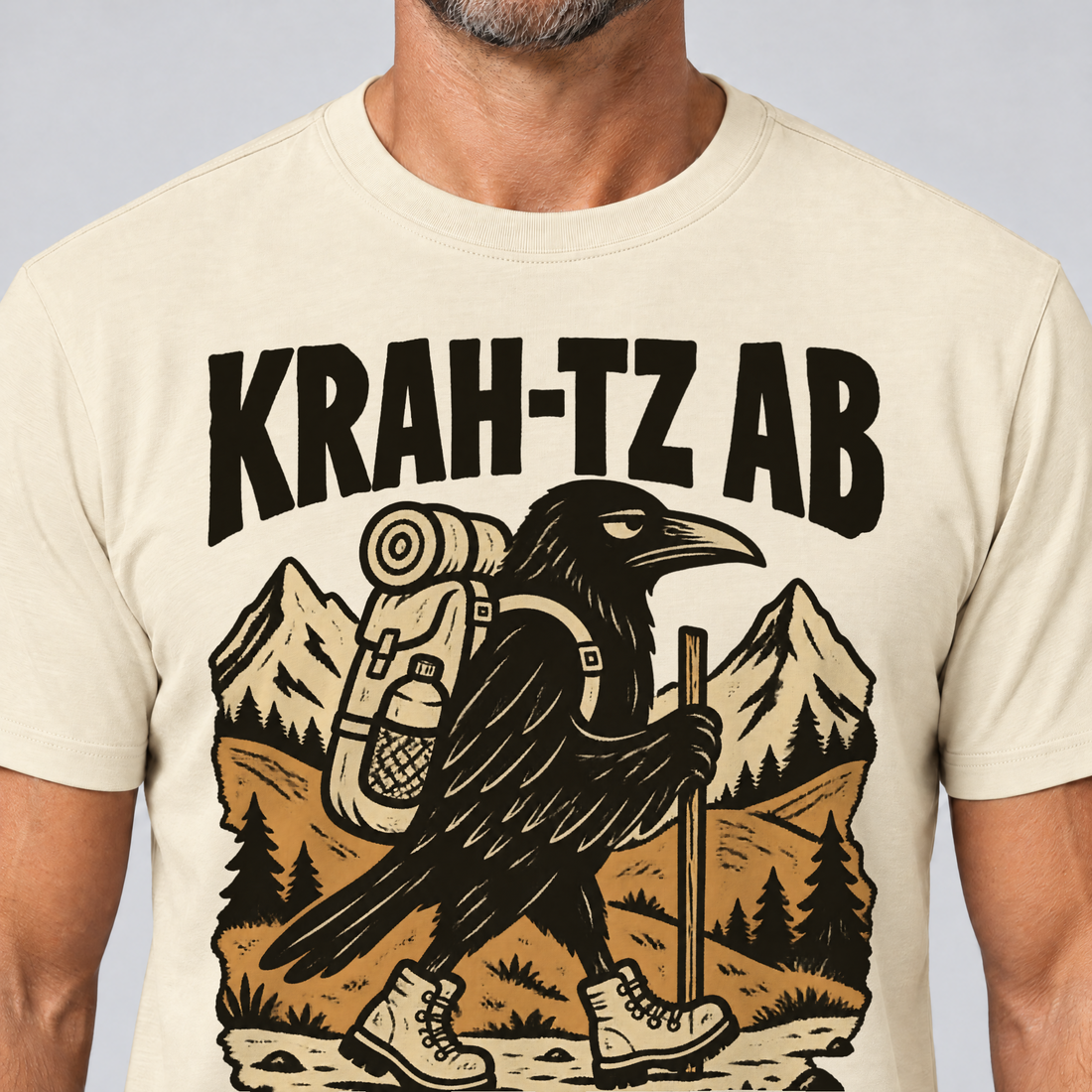 Nahaufnahme des Drucks: Krah-tz ab – T-Shirt Unisex in Natur, von einem Mann getragen