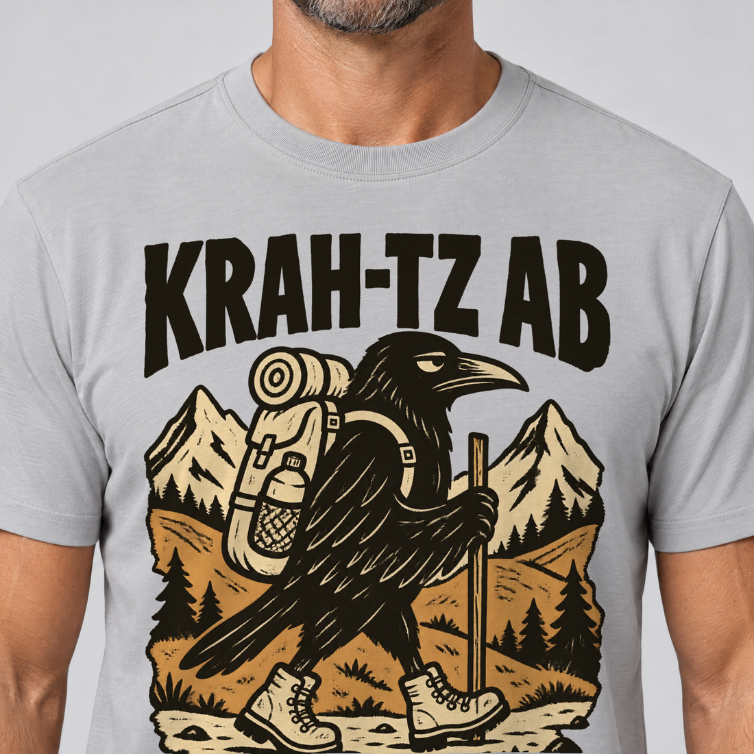 Nahaufnahme des Drucks: Krah-tz ab – T-Shirt Unisex in Hellgrau, von einem Mann getragen