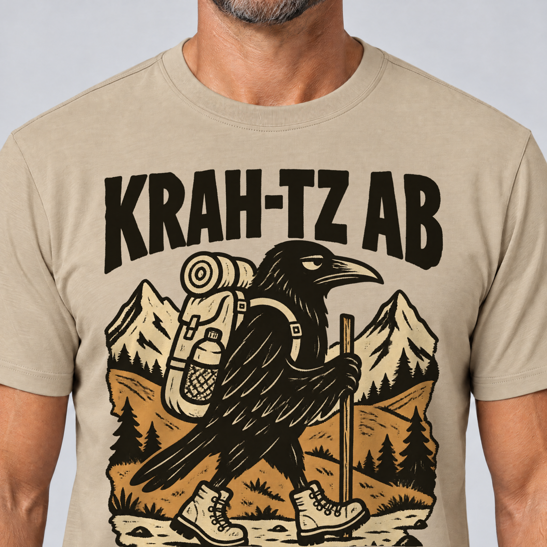 Nahaufnahme des Drucks: Krah-tz ab – T-Shirt Unisex in Sand, von einem Mann getragen