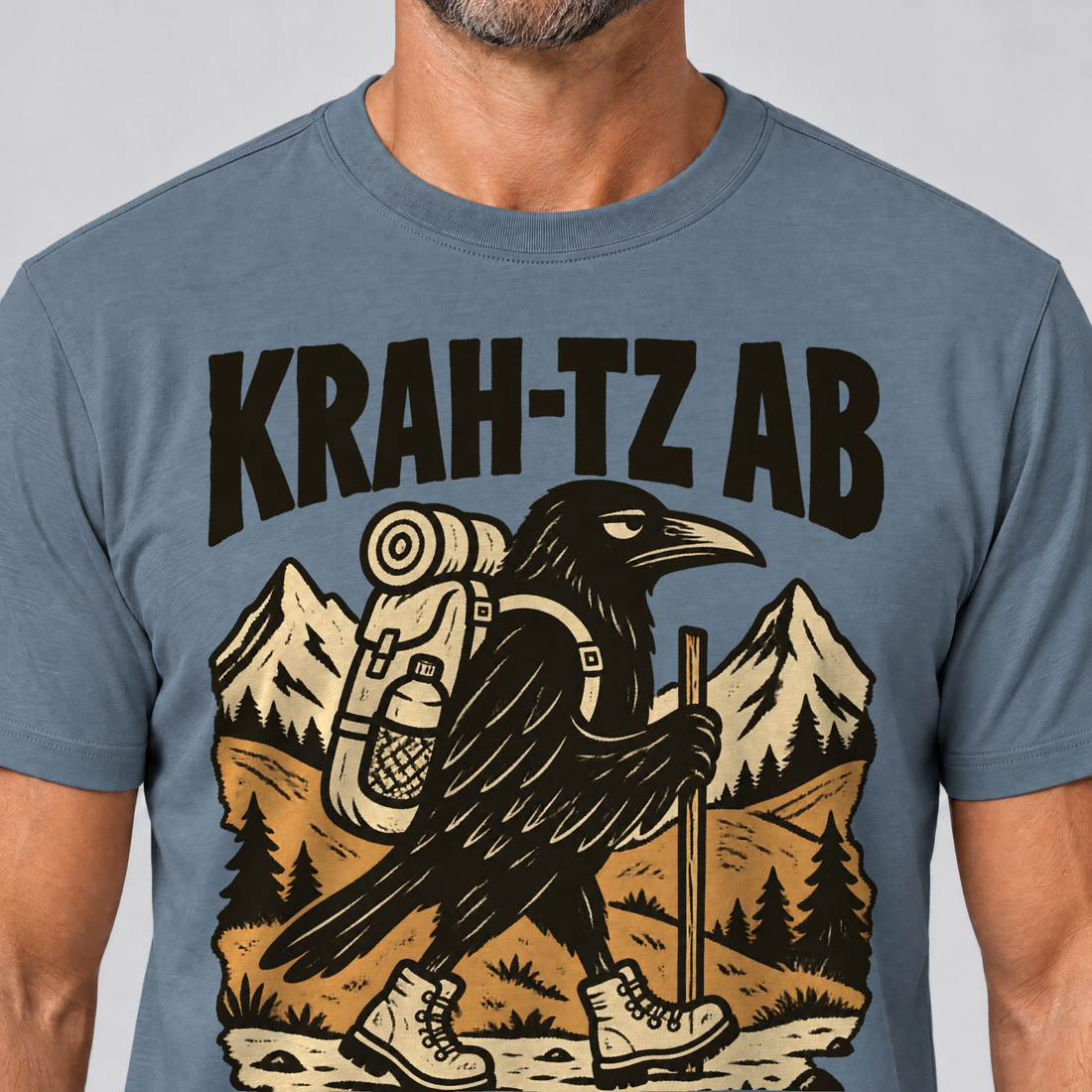 Nahaufnahme des Drucks: Krah-tz ab – T-Shirt Unisex in Steinblau, von einem Mann getragen