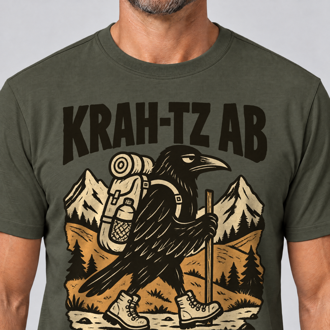 Nahaufnahme des Drucks: Krah-tz ab – T-Shirt Unisex in Oliv, von einem Mann getragen
