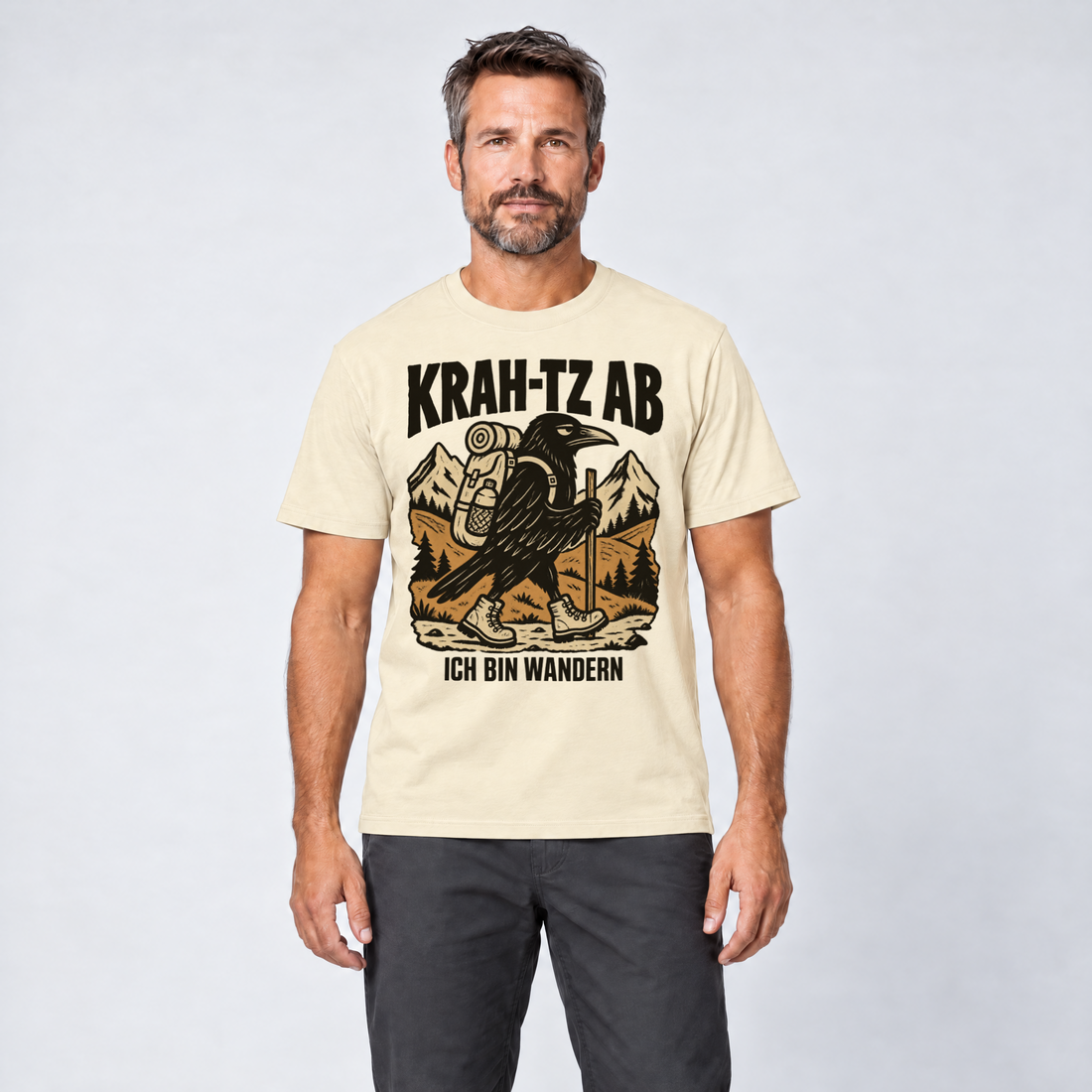 Mann trägt Krah-tz ab – T-Shirt Unisex in Natur, Ansicht von vorn