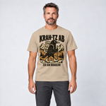Mann trägt Krah-tz ab – T-Shirt Unisex in Sand, Ansicht von vorn