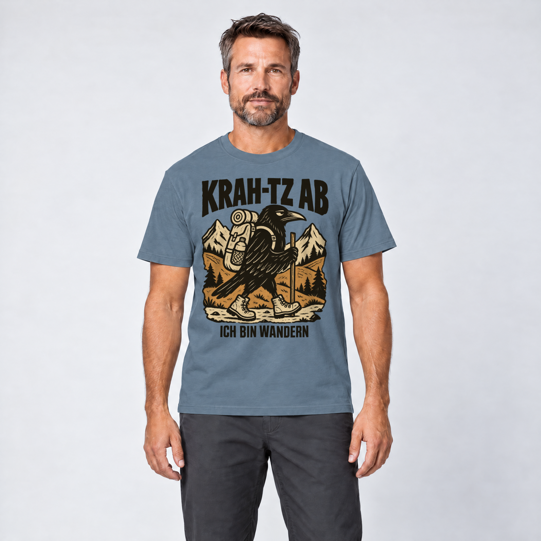 Mann trägt Krah-tz ab – T-Shirt Unisex in Steinblau, Ansicht von vorn