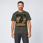 Mann trägt Krah-tz ab – T-Shirt Unisex in Oliv, Ansicht von vorn