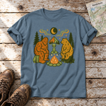 Bigfoot, Alien und Bär am Lagerfeuer – T-Shirt Unisex in Steinblau, flach liegend auf alten Holzbrettern mit Wanderschuhen und Wanderkarte.