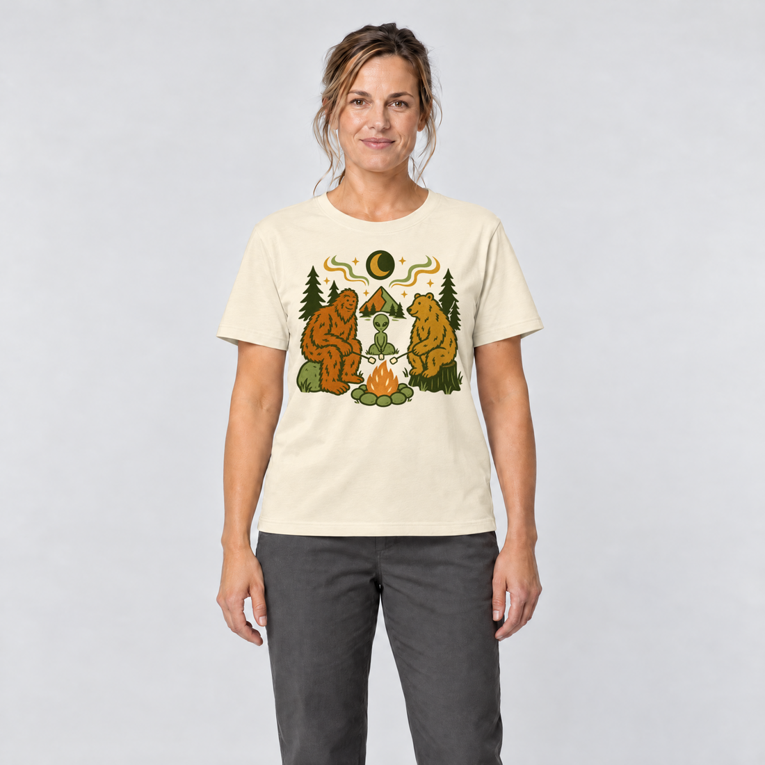 Frau trägt Bigfoot, Alien und Bär am Lagerfeuer – T-Shirt Unisex in Natur, Ansicht von vorn