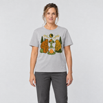 Frau trägt Bigfoot, Alien und Bär am Lagerfeuer – T-Shirt Unisex in Hellgrau, Ansicht von vorn