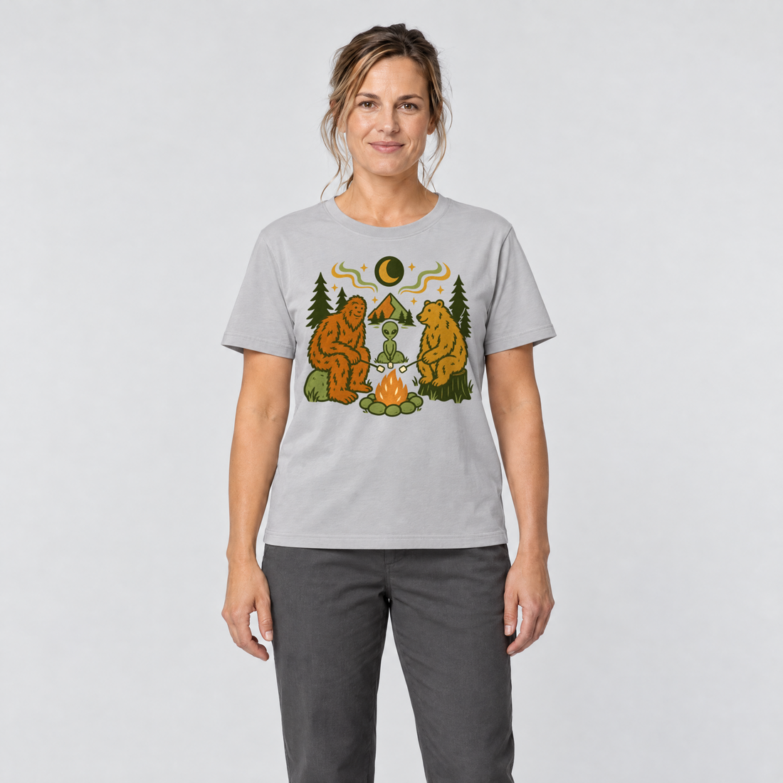 Frau trägt Bigfoot, Alien und Bär am Lagerfeuer – T-Shirt Unisex in Hellgrau, Ansicht von vorn