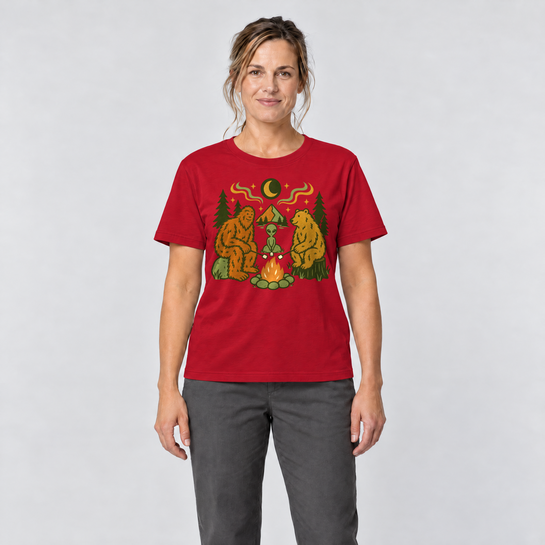 Frau trägt Bigfoot, Alien und Bär am Lagerfeuer – T-Shirt Unisex in Rot, Ansicht von vorn