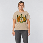 Frau trägt Bigfoot, Alien und Bär am Lagerfeuer – T-Shirt Unisex in Sand, Ansicht von vorn
