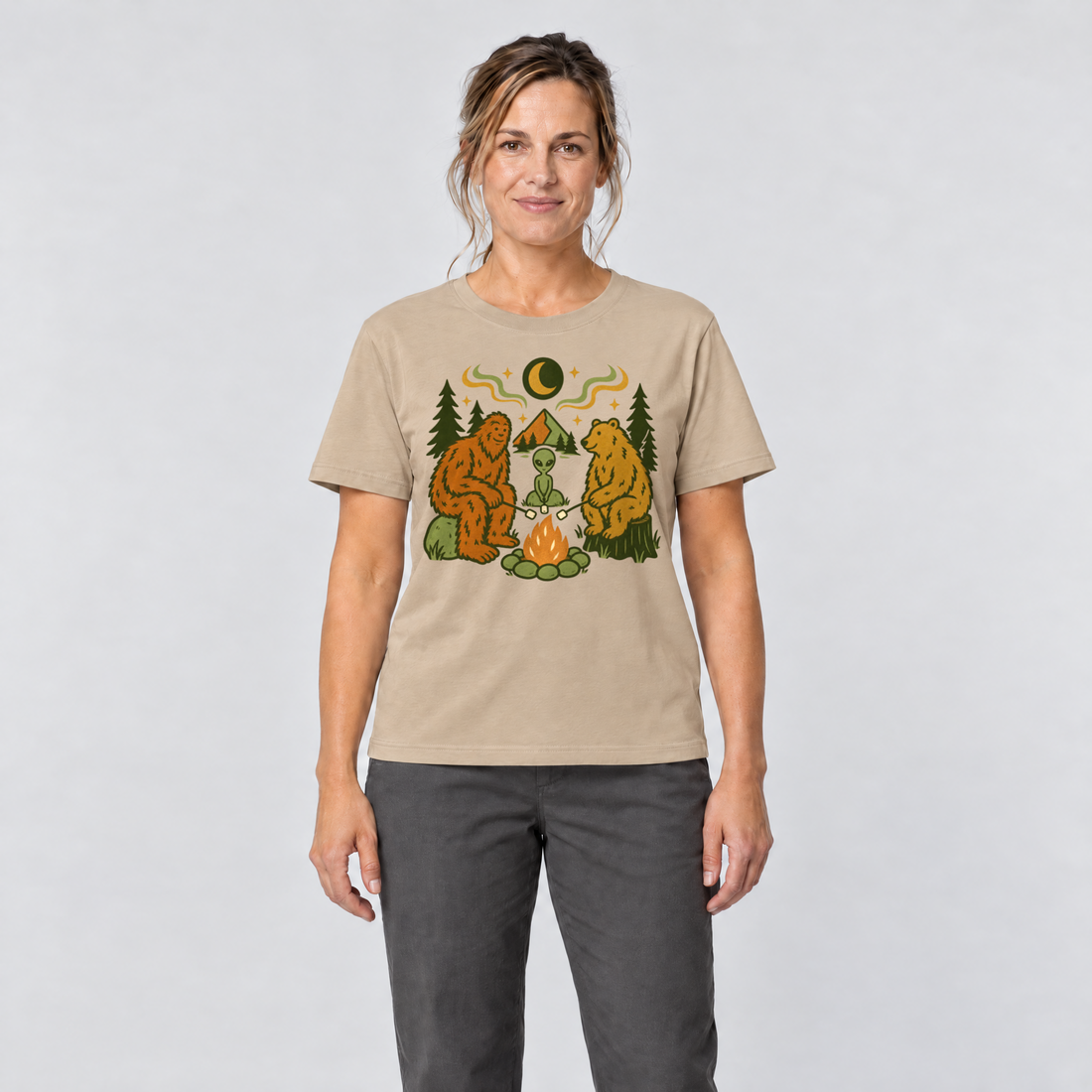 Frau trägt Bigfoot, Alien und Bär am Lagerfeuer – T-Shirt Unisex in Sand, Ansicht von vorn