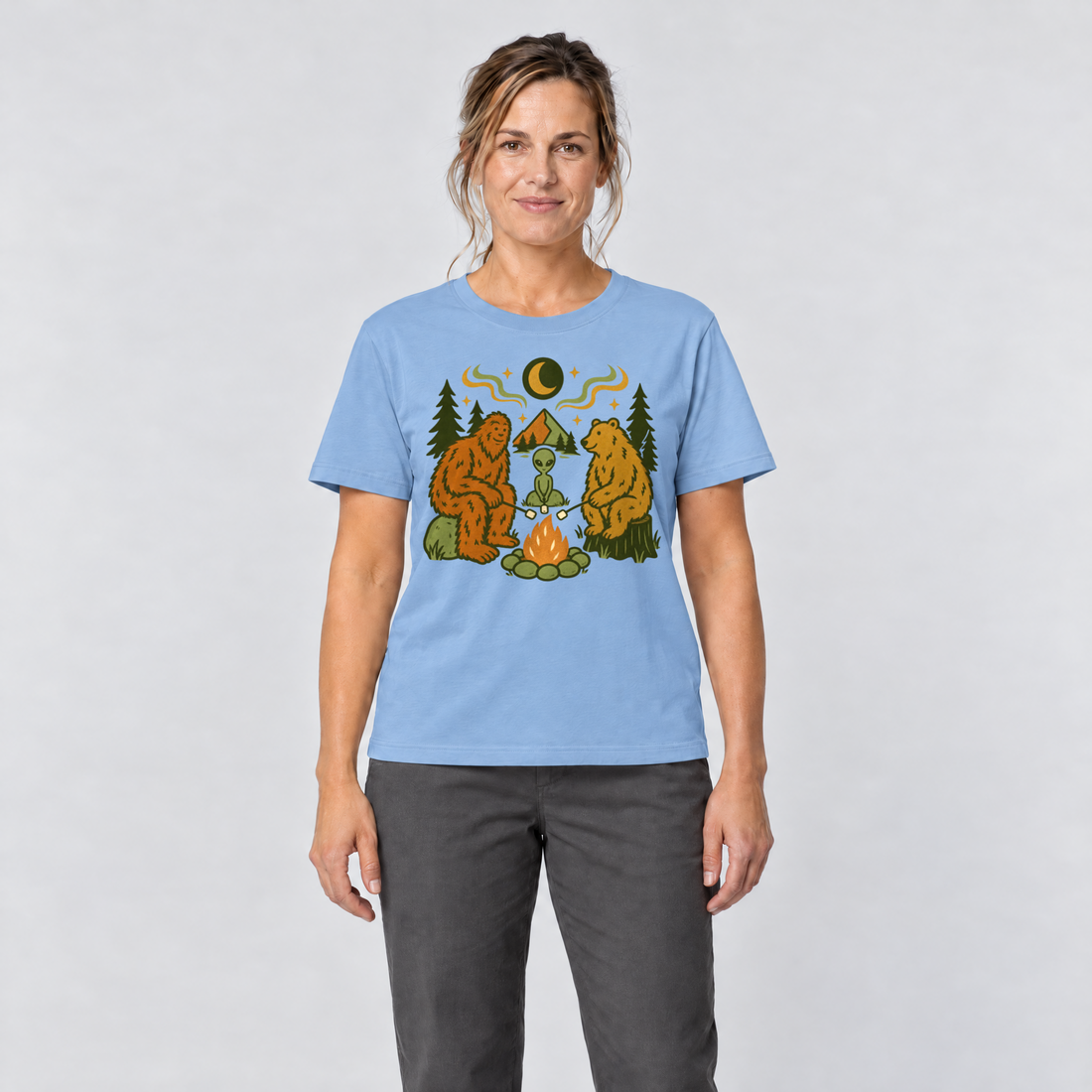 Frau trägt Bigfoot, Alien und Bär am Lagerfeuer – T-Shirt Unisex in Himmelblau, Ansicht von vorn