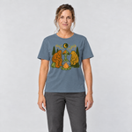 Frau trägt Bigfoot, Alien und Bär am Lagerfeuer – T-Shirt Unisex in Steinblau, Ansicht von vorn