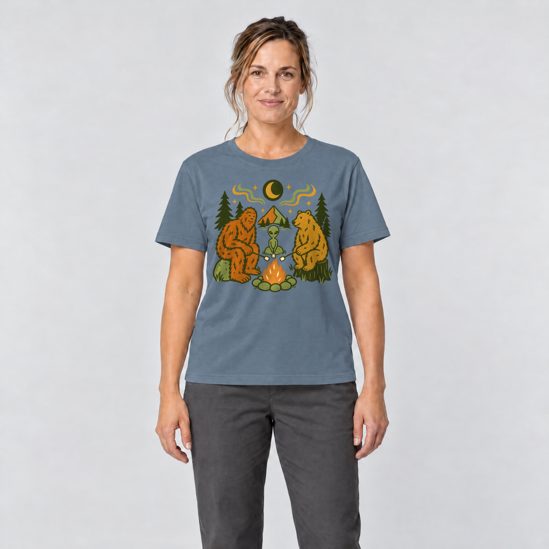Frau trägt Bigfoot, Alien und Bär am Lagerfeuer – T-Shirt Unisex in Steinblau, Ansicht von vorn