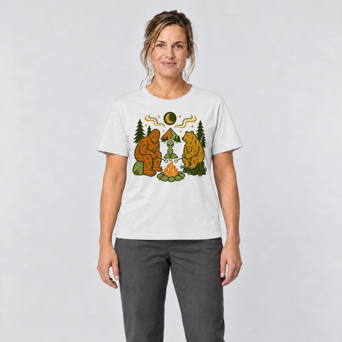 Frau trägt Bigfoot, Alien und Bär am Lagerfeuer – T-Shirt Unisex in Weiß, Ansicht von vorn