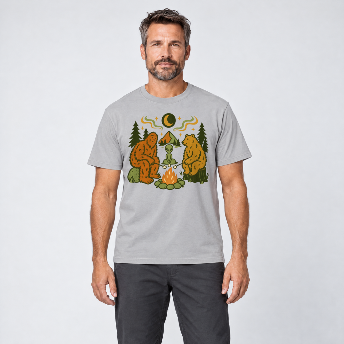 Mann trägt Bigfoot, Alien und Bär am Lagerfeuer – T-Shirt Unisex in Hellgrau, Ansicht von vorn