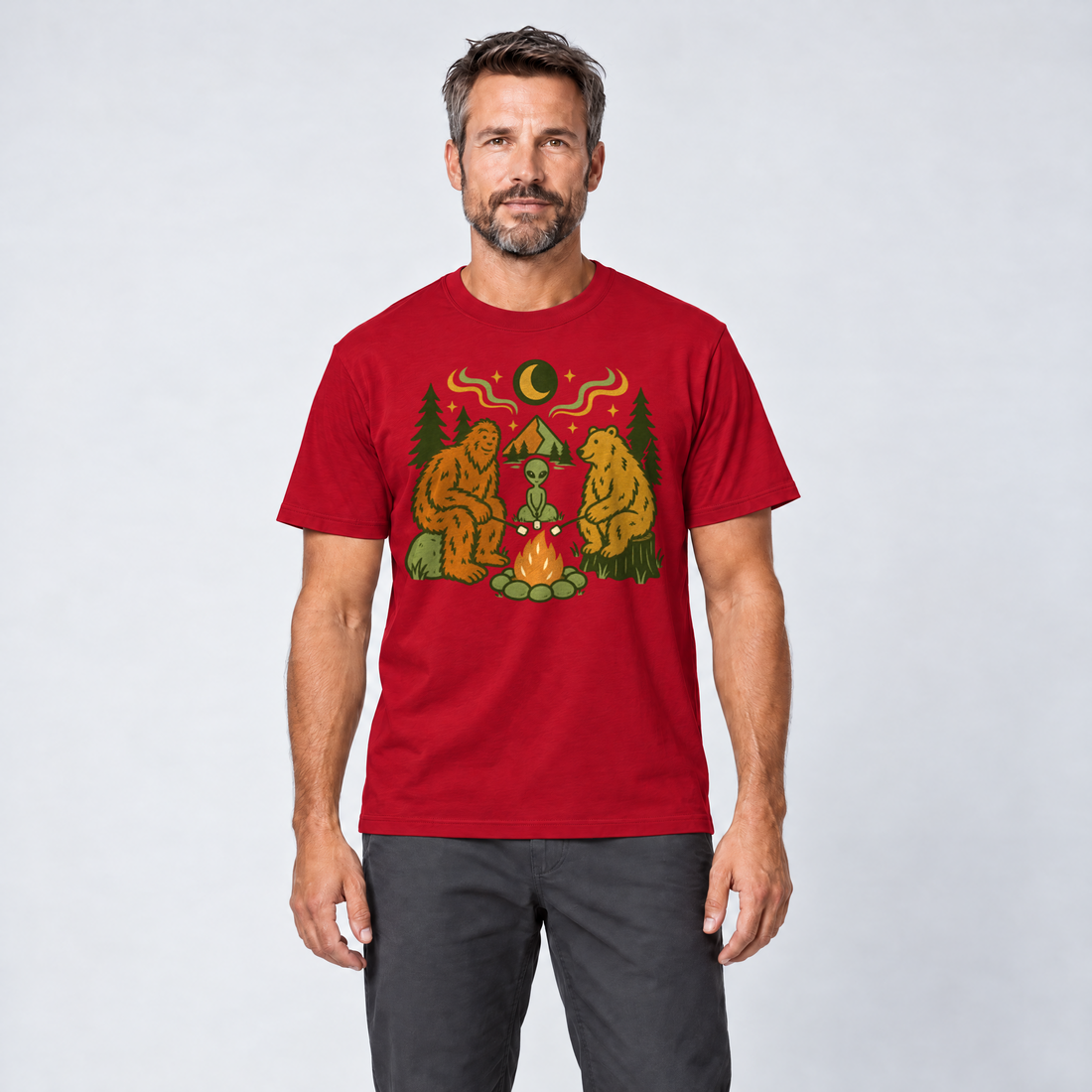 Mann trägt Bigfoot, Alien und Bär am Lagerfeuer – T-Shirt Unisex in Rot, Ansicht von vorn