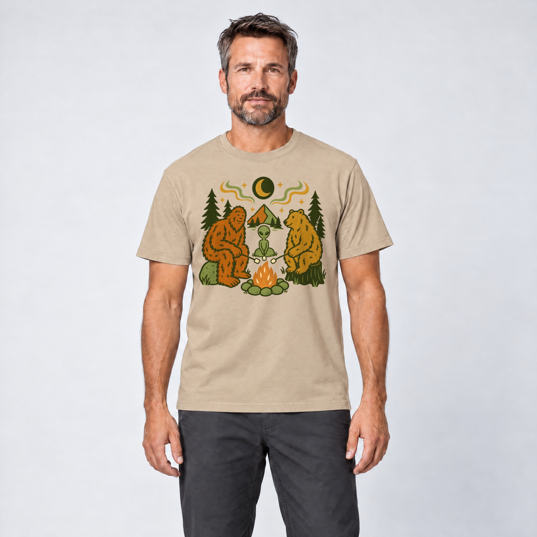 Mann trägt Bigfoot, Alien und Bär am Lagerfeuer – T-Shirt Unisex in Sand, Ansicht von vorn