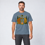 Mann trägt Bigfoot, Alien und Bär am Lagerfeuer – T-Shirt Unisex in Steinblau, Ansicht von vorn
