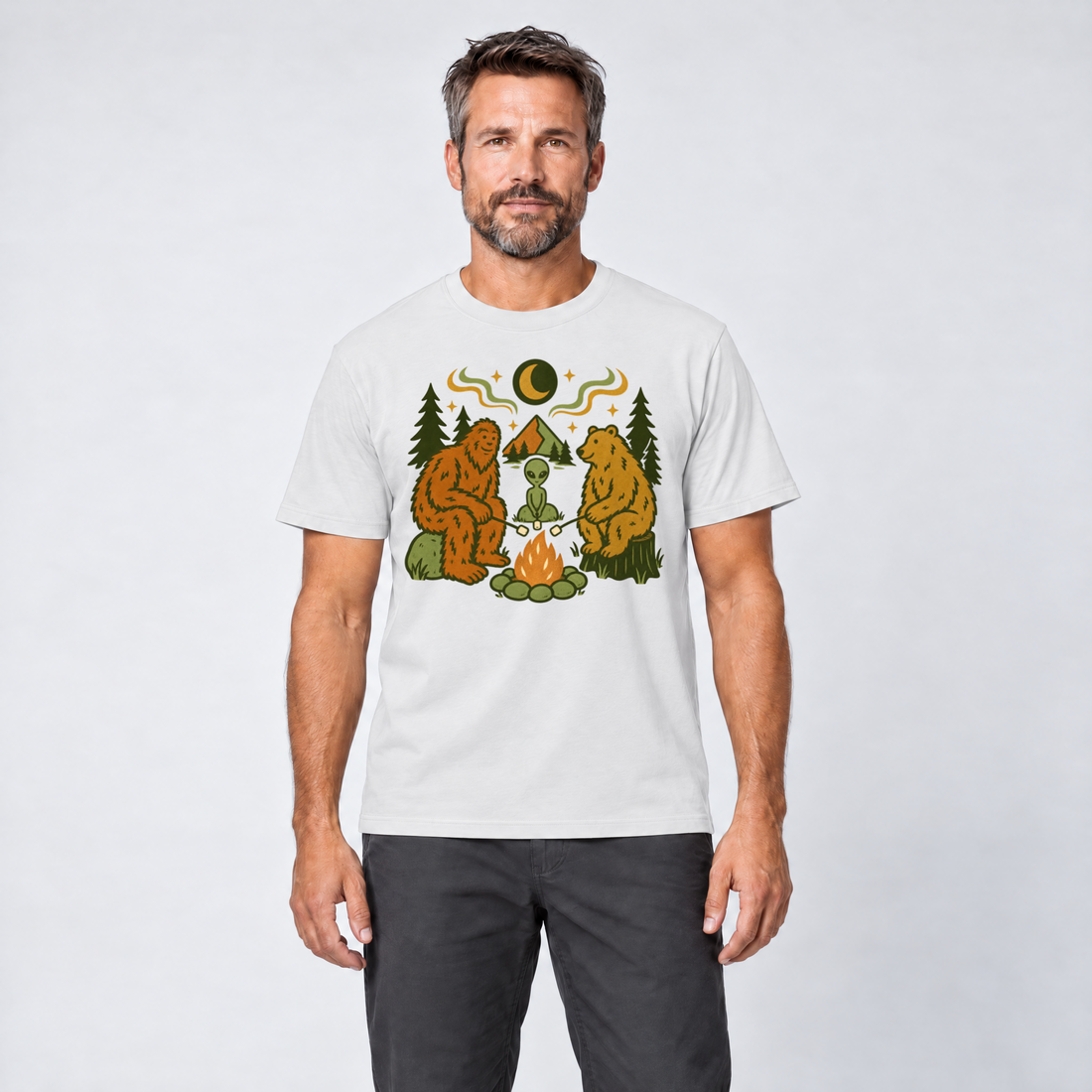 Mann trägt Bigfoot, Alien und Bär am Lagerfeuer – T-Shirt Unisex in Weiß, Ansicht von vorn