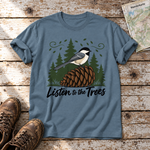 Listen to the Trees – T-Shirt Unisex in Steinblau, flach liegend auf alten Holzbrettern mit Wanderschuhen und Wanderkarte.