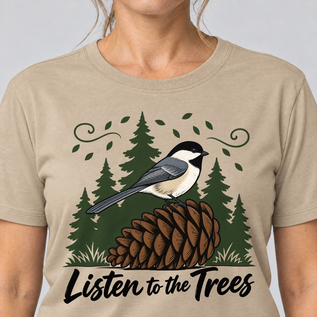 Nahaufnahme des Drucks: Listen to the Trees – T-Shirt Unisex in Sand, von einer Frau getragen