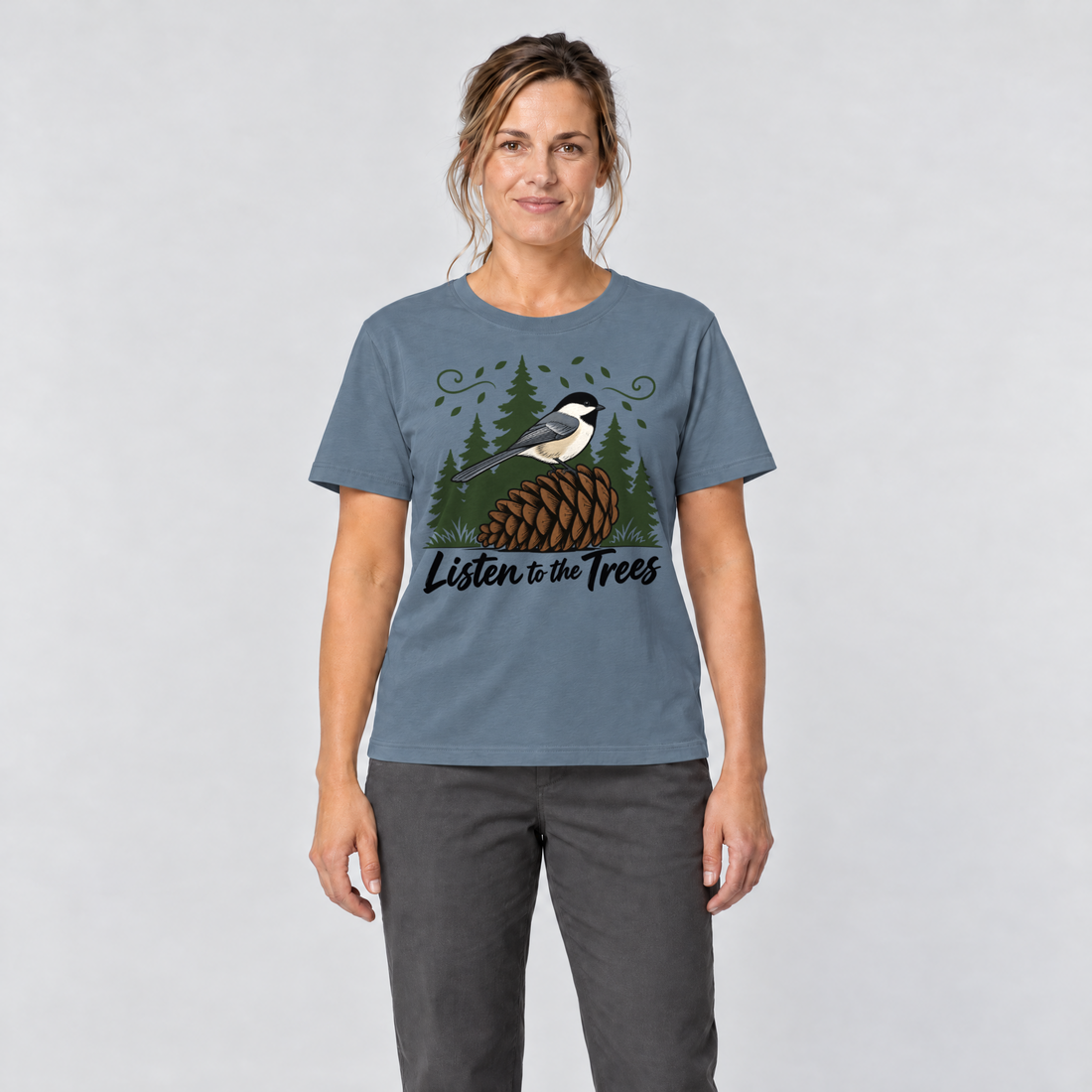 Frau trägt Listen to the Trees – T-Shirt Unisex in Steinblau, Ansicht von vorn