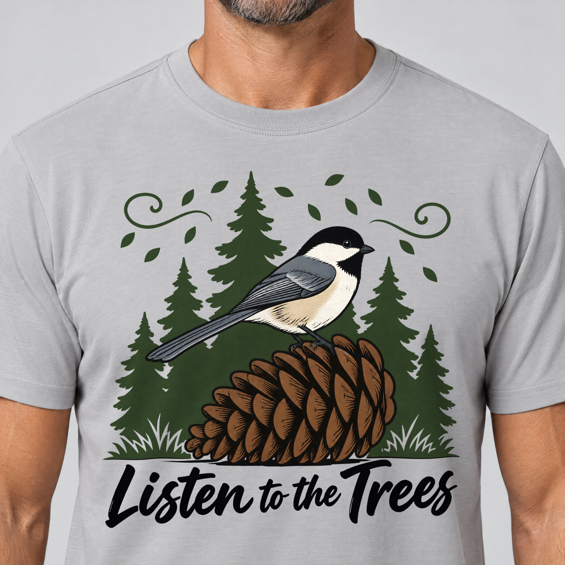 Nahaufnahme des Drucks: Listen to the Trees – T-Shirt Unisex in Hellgrau, von einem Mann getragen