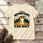 The Meowntains can wait – T-Shirt Unisex in Natur, flach liegend auf alten Holzbrettern mit Wanderschuhen und Wanderkarte.