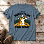 The Meowntains can wait – T-Shirt Unisex in Steinblau, flach liegend auf alten Holzbrettern mit Wanderschuhen und Wanderkarte.