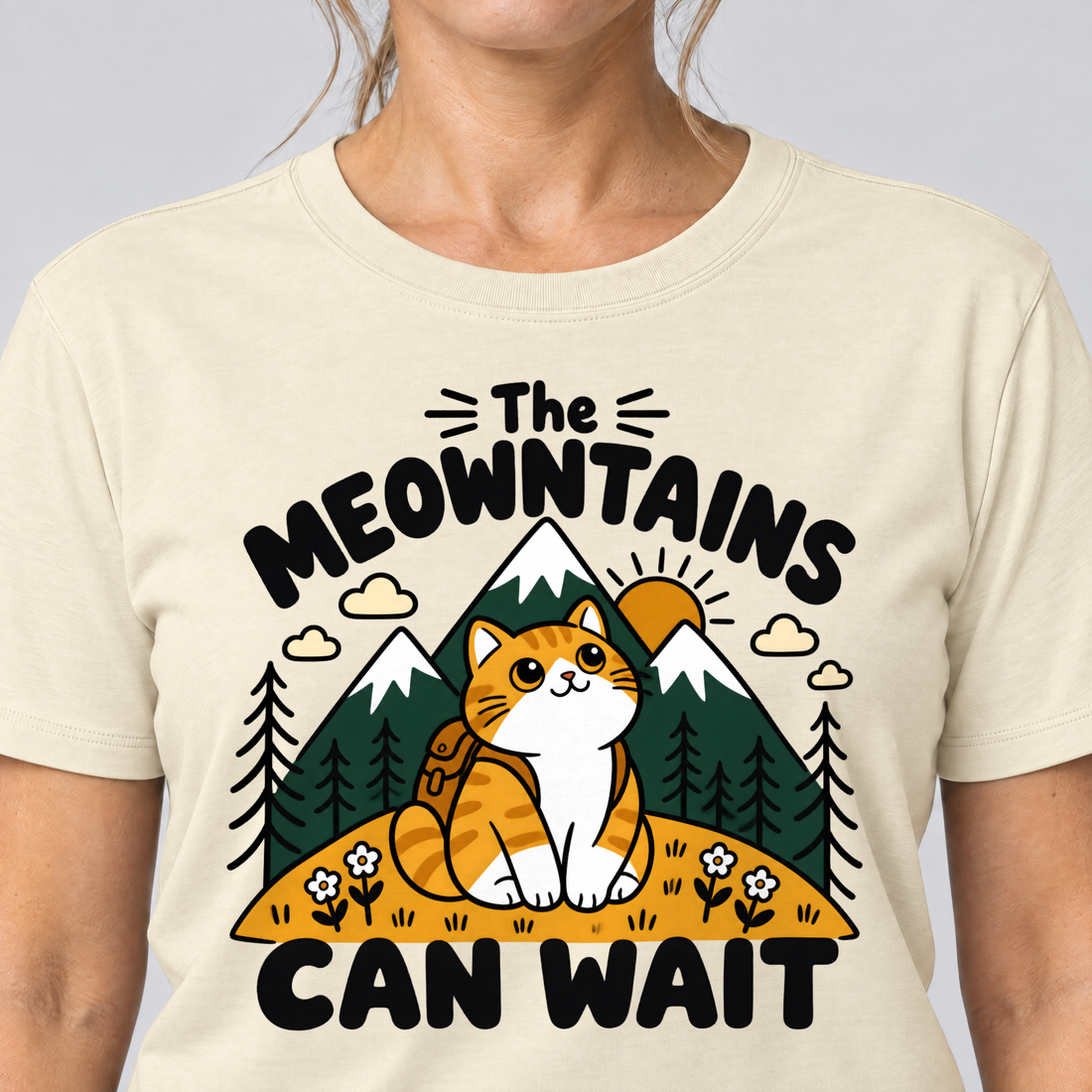 Nahaufnahme des Drucks: The Meowntains can wait – T-Shirt Unisex in Natur, von einer Frau getragen