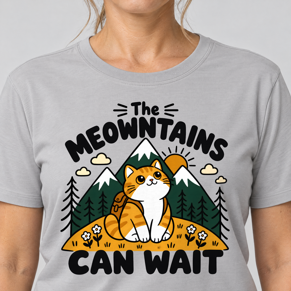 Nahaufnahme des Drucks: The Meowntains can wait – T-Shirt Unisex in Hellgrau, von einer Frau getragen