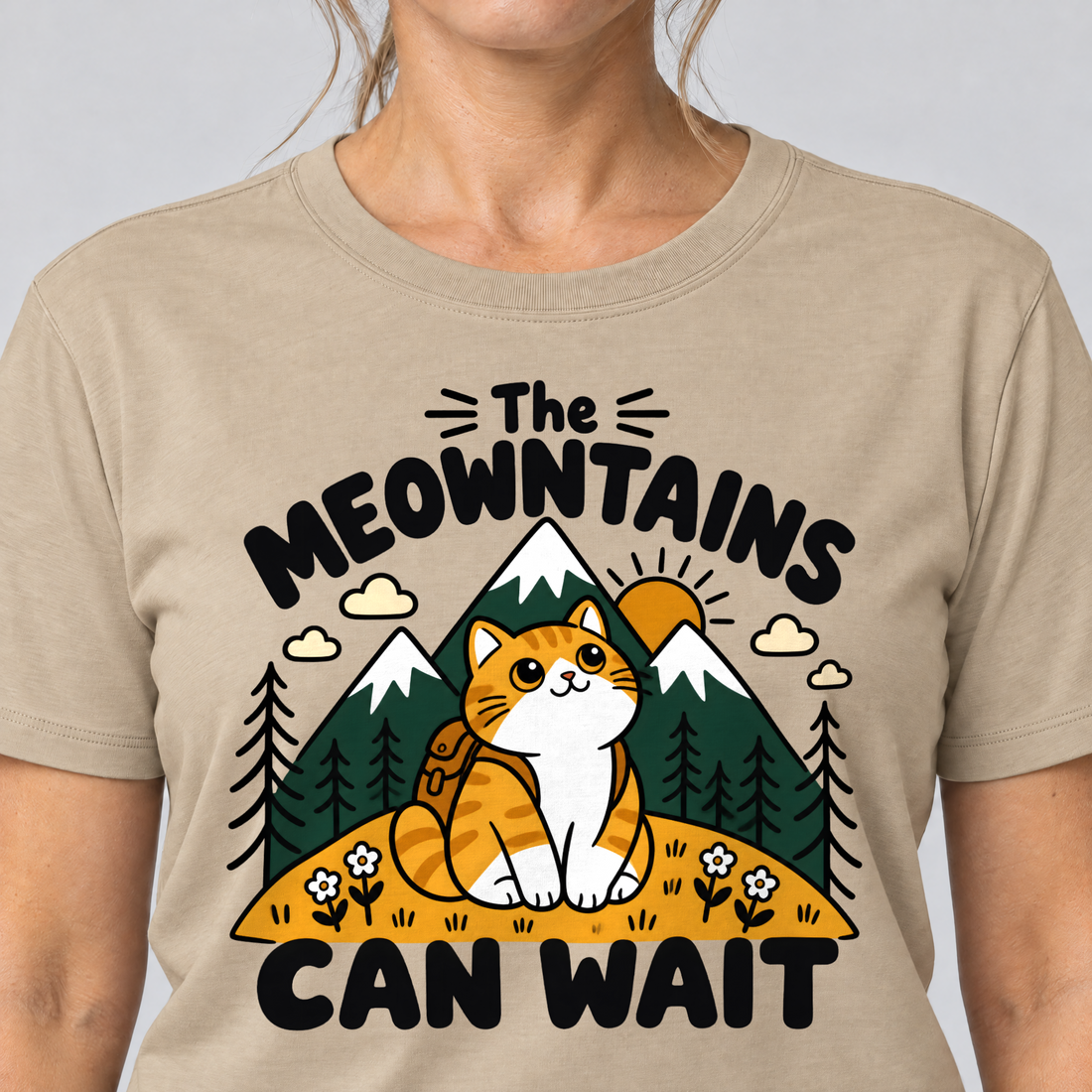 Nahaufnahme des Drucks: The Meowntains can wait – T-Shirt Unisex in Sand, von einer Frau getragen